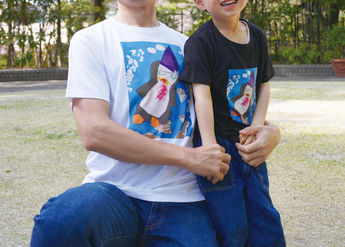 親子でお揃いのスタンダードTシャツの写真